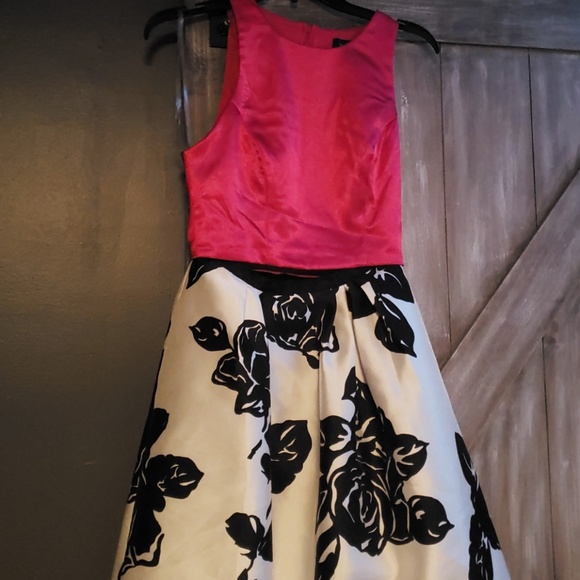 Formal dress - Picture 3 of 4